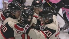 Des joueurs des Remparts célèbrent