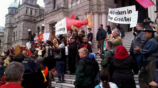 Des manifestants devant l'Assemblée législative à Victoria