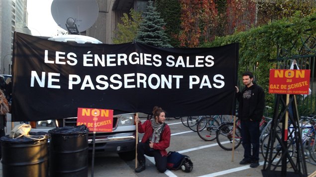 Des environnementalistes manifestent contre les « énergies sales » Des environnementalistes manifestent contre les « énergies sales »
