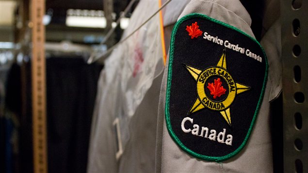 L’uniforme des agents de services correctionnels dans Unité 9. Le Costumier de Radio-Canada a une section dédiée spécialement aux uniformes.