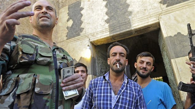 La distribution des salaires des combattants dans la vielle ville d'Alep