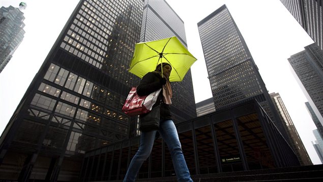 Un piéton au centre-ville de Toronto