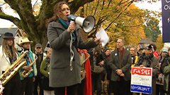 Une manifestante, Tzeporah Berman, s'adresse à la foule.