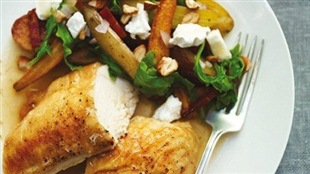 Poulet et salade de légumes rôtis au fromage de chèvre