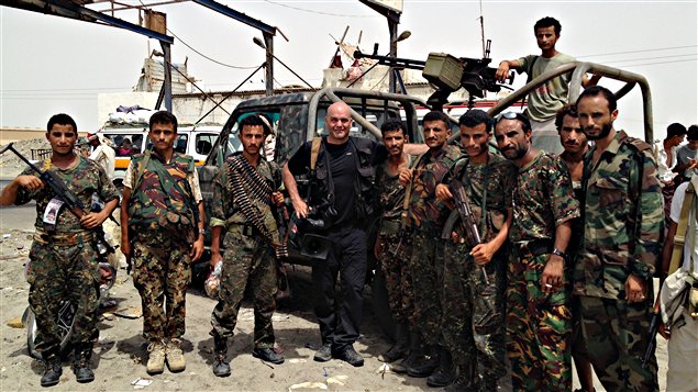 Le caméraman Sylvain Castonguay en compagnie d'une unité des Forces spéciales avec laquelle nous sommes allés à Jaar, une ville ou Al-Qaïda avait établi son gouvernement islamique.