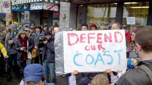Des manifestants devant le bureau de circonscription de Christy Clark à Vancouver