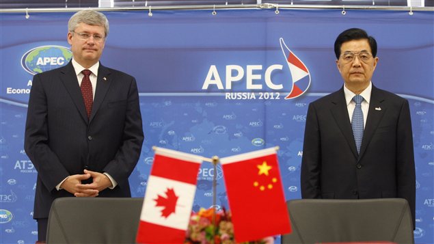 Le premier ministre Stephen Harper et l'ex-président chinois Hu Jintao, lors du sommet de l'APEC à Vladivostok, en Russie, en septembre 2012
