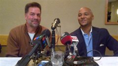 Les responsables de JBS: le porte-parole Cameron Bruett et le président et chef de direction Bill Rupp, en conférence de presse à Brooks