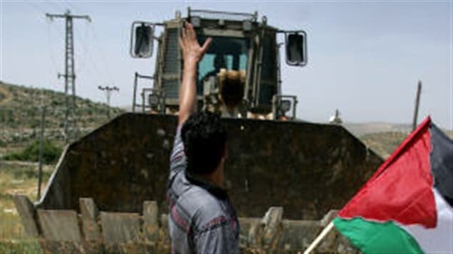 Un Palestinien s'oppose à l'expansion d'une colonie à Yad Yair, près de Ramallah, en Cisjordanie.