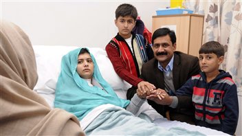 Une photo de Malala Yousafzai avec sa famille à son chevet dans un hôpital de Grande-Bretagne