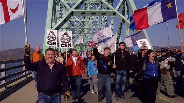 Ces manifestants s'opposent à la réforme de l'assurance-emploi.