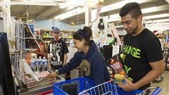 Des habitants d'Honolulu ont fait des provisions après le déclenchement d'une alerte au tsunami pour l'État d'Hawaï, à la suite du séisme survenu au large de la Colombie-Britannique
