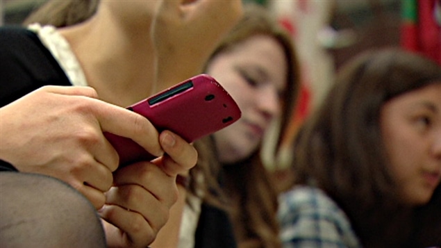 Une majorité d'élèves du secondaire possèdent un téléphone intelligent.