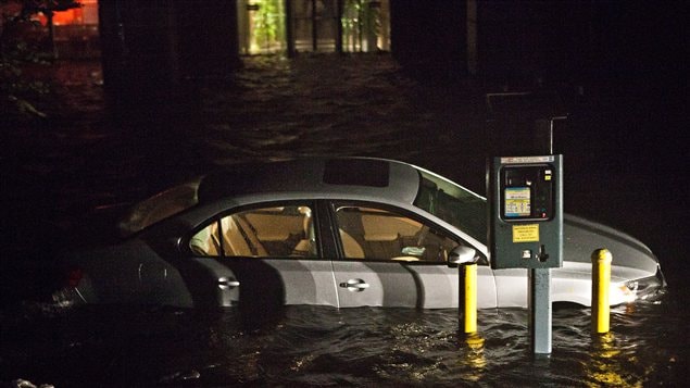 Une voiture inondée dans le Financial District de New York, lors du passage de la tempête Sandy, le 29 octobre 2012