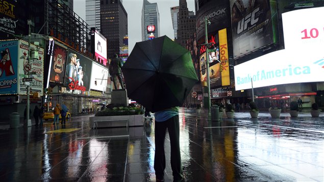 Un touriste à Times Square, déserté en raison de l'approche de l'ouragan Sandy.