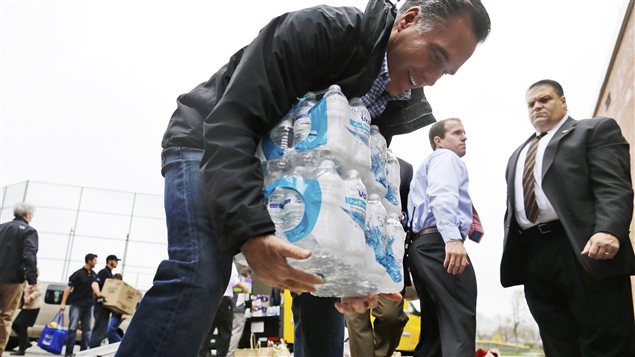 Mitt Romney a participé mardi à la collecte de dons pour les sinitrés de l'ouragan Sandy à Kettering, en Ohio.