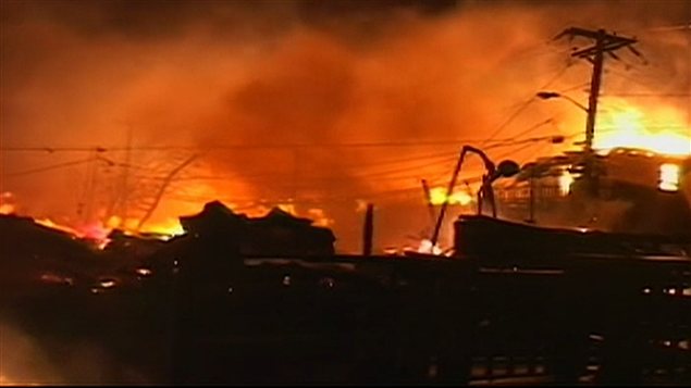 Un tronçon de rue ravagé par les flammes dans le quartier Queens, à New York, où une cinquantaine de maison ont été rasées par le feu.