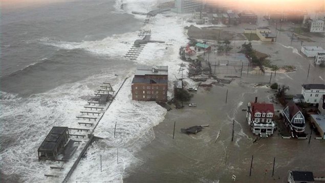 La marée s'engouffre dans les rues d'Atlantic City.