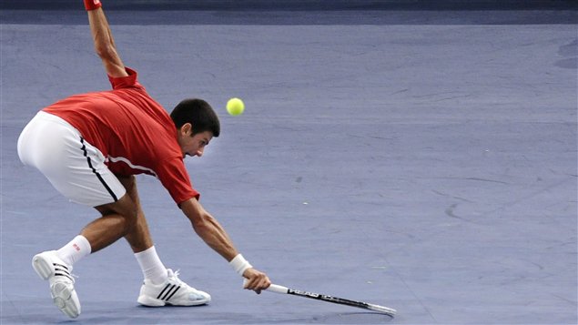 Djokovic s'incline devant l'Américain Sam Querrey 0-6, 7-6 (7/5) et 6-4.