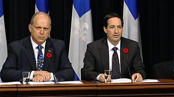 Le ministre de la Sécurité publique du Québec, Stéphane Bergeron (à gauche) et le président du Conseil du Trésor, Stéphane Bédard en conférence de presse.