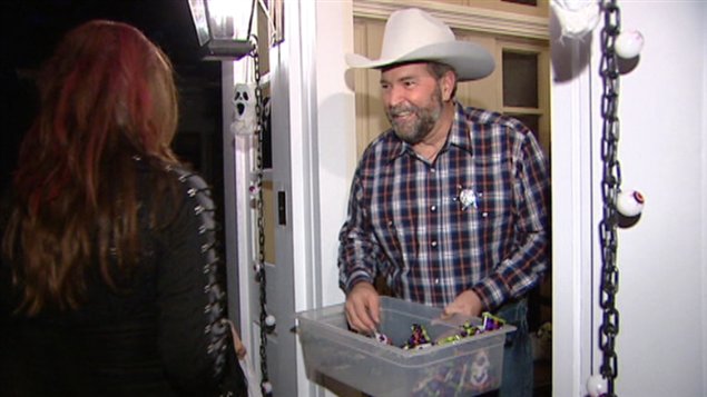 Thomas Mulcair offre des friandises à sa résidence officielle.