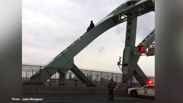Un homme a escaladé la structure du pont Jacques-Cartier.