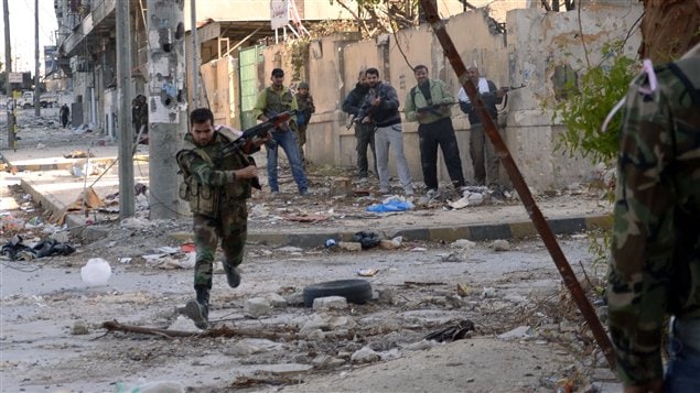 Combates entre rebeldes sirios y soldados del ejército regular en Alepo. 