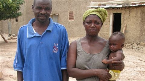 Famille Palemnaba avec le dernier-n�. Le couple a huit enfants et vit � Poa, une commune rurale du Burkina Faso.