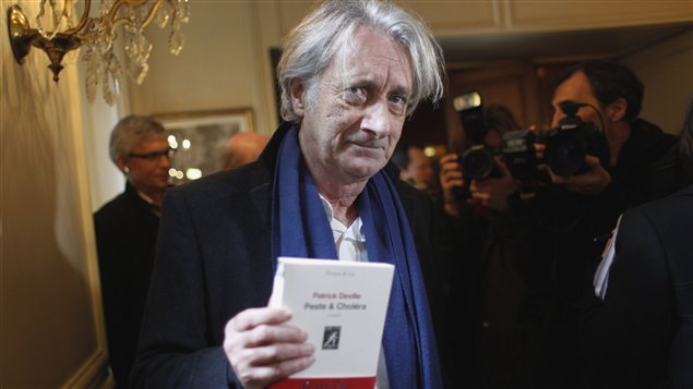 L'écrivain français Patrick Deville s'est vu remettre le prix Femina 2012 lundi à Paris.