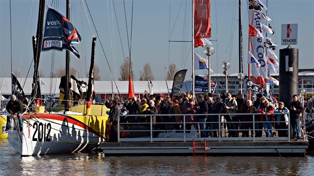 Les équipages du Vendée Globe 2012 préparent leur bateau avant le départ