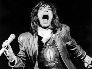 Mick Jagger, en 1976, lors d'un concert au parc Knebworth, dans le comté d'Hertshire en Grande-Bretagne.