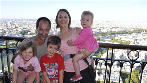 Alexandre Paraskevas et Autumn Wilson, et leurs trois enfants, de Washingon