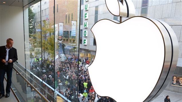 Des consommateurs font la file devant une boutique Apple à Munich, en Allemagne.