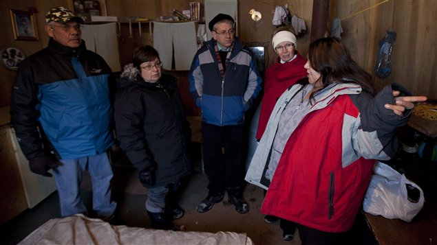 Logement délabré à Attawapiskat, il y a un an.