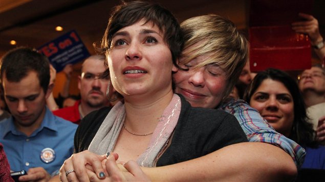 Lauren Snead (à droite) étreint sa conjointe Katy Jayne dans la foulée de la victoire des partisans du mariage gai au Maine. Le couple prévoit se marier rapidement.