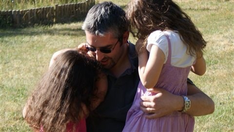 Benjamin Buhot, p�re au foyer, et ses deux filles (France)