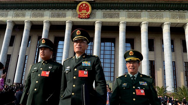 Un groupe de hauts gradés de l'armée chinoise devant l'édifice qui accueille le 18e congrès du Parti communiste