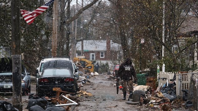 Les New-Yorkais encore éprouvés par le passage de l'ouragan Sandy font face à la première tempête hivernale.