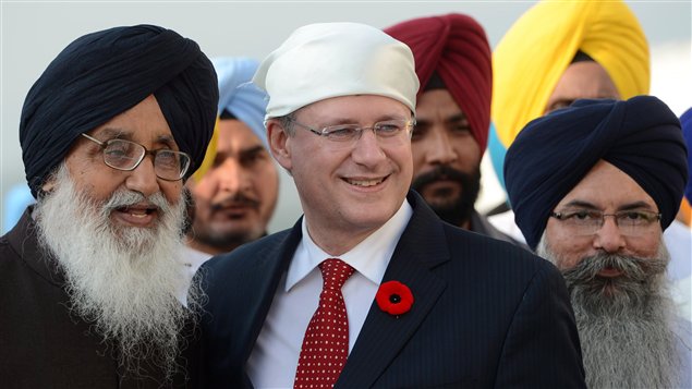 Le premier ministre canadien Stephen Harper visite un temple sikh à Anandpur Sahib, en Inde, le 7 novembre 2012.