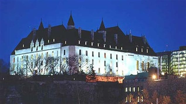 La Cour suprême du Canada vue de nuit depuis la rivière des Outaouais
