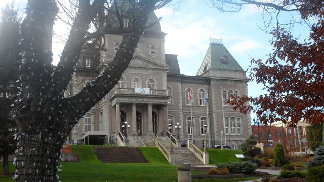 Les drapeaux de l'hôtel de ville de Sherbrooke ont été mis en berne en hommage aux victimes de l'explosion chez Neptune Technologies.