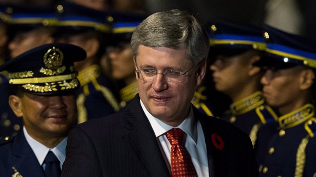 Le premier ministre Stephen Harper arrive aux Philippines.