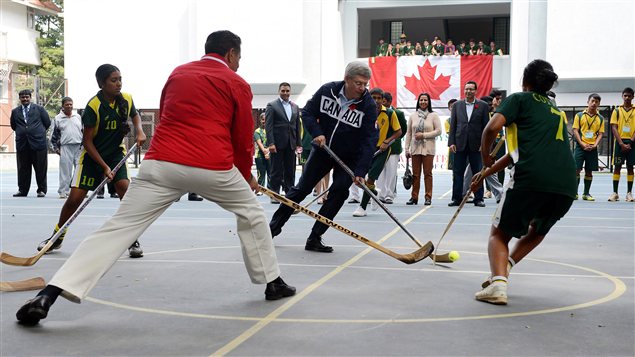 Le premier ministre Stephen Harper dispute un match de hockey en Inde il y a plusieurs mois. Selon lui, Les bagarres au hockey existent depuis les premiers coups de patin dans ce sport au Canada à la fin du 19e siècle, mais la Ligue nationale de hockey (LNH) et les autres ligues sportives doivent s'attaquer au problème des blessures à la tête.