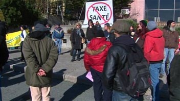 Des manifestants en marge de la conférence nationale des présidentes et présidents du PQ à Sherbrooke.