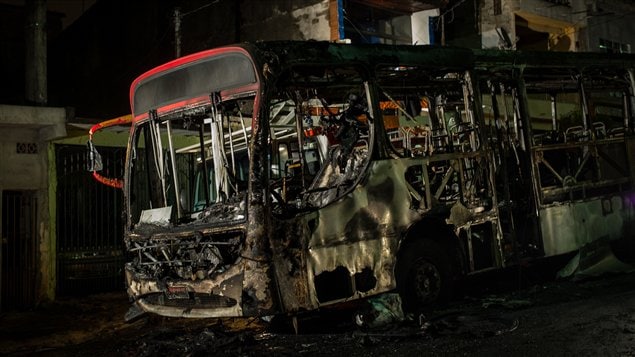 Des cambrioleurs seraient à l'origine de l'incendie de cet autobus, à Sao Paulo, au Brésil
