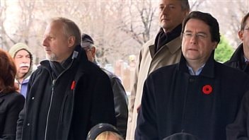 Les ministres Jean-François Lisée et Bernard Drainville au cimetière Notre-Dame-des-Neiges