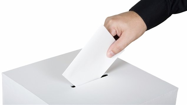 Un électeur place son bulletin de vote dans l'urne