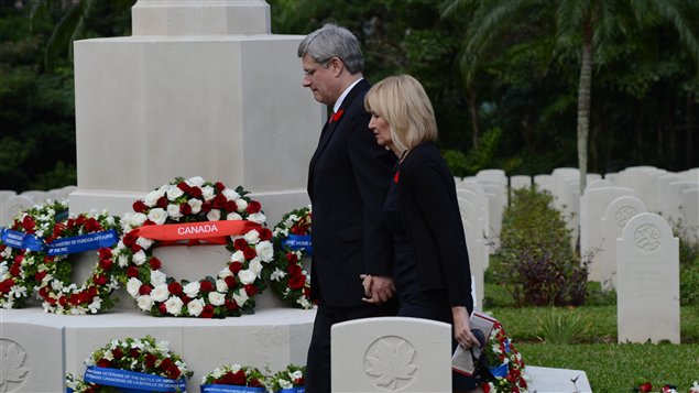Le premier ministre Stephen Harper et son épouse Laureen dans le cimetière de Hong Kong où repose des soldats canadiens
