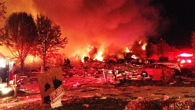 Les popmpiers tentaient de combattre les flammes vers 23 heures samedi soir après une importante explosion à Indianapolis.