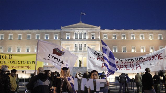 Des manifestants devant le Parlement grec, à Athènes